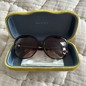 Gucci 🇮🇹 Sunglasses w/ Case and Cloth